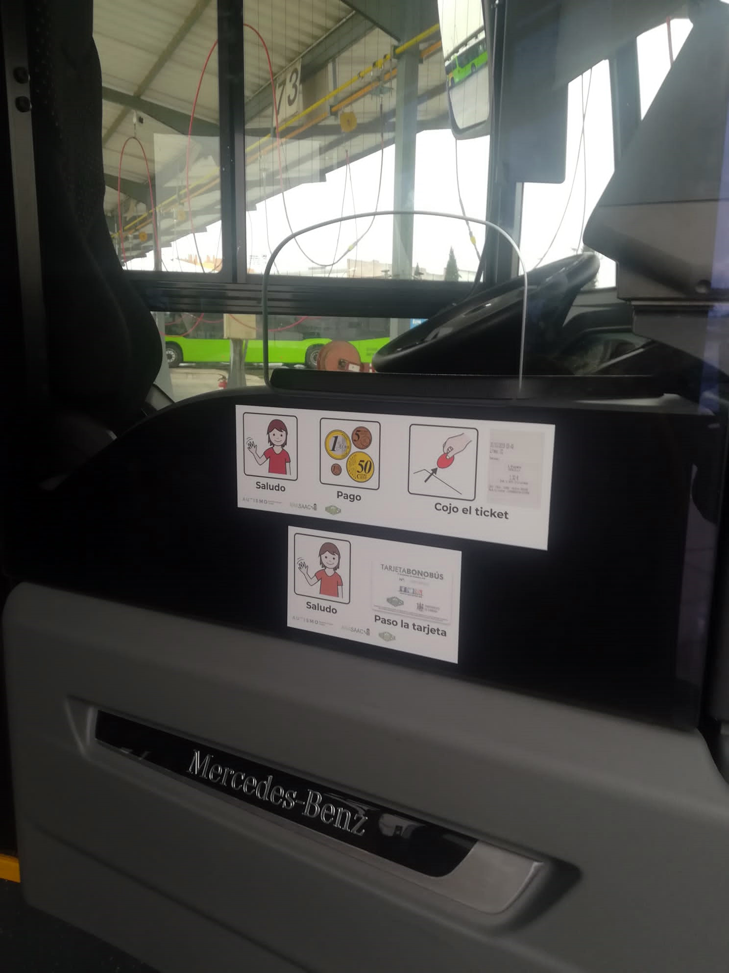 Carteles con pictogramas para facilitar la movilidad en el autobús