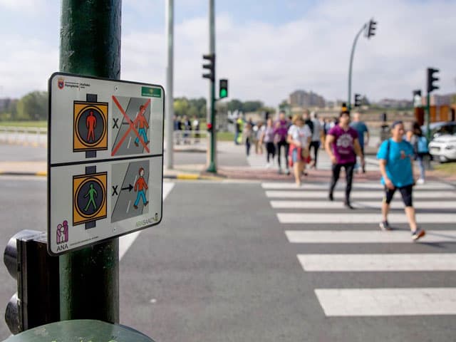 Señalización vial de pasos de peatones regulados por semáforos
